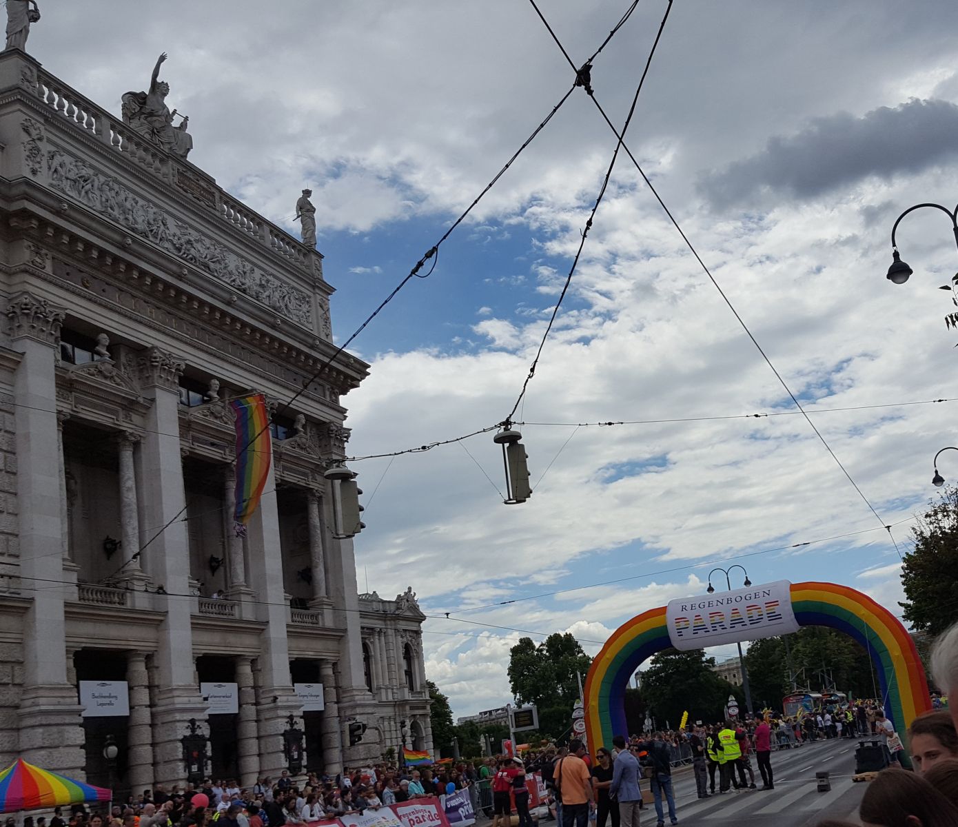 Viyana&rsquo;da 22. Onur Yürüyüşü: "Çok renk, tek camia" Kaos GL - LGBTİ+ Haber Portalı